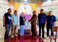 Ketua DPD Partai NasDem Lembata Yuni Damayanti didampingi segenap pengurus menyerahkan bantuan anggota DPR RI Fraksi Partai NasDem Julie Sutrisno Laiskodat untuk gereja Stasi Bartolomeus Walangsawa yang diterima Ketua Dewan Stasi Bernadus Kuleng, Minggu, 4 Januari 2025.