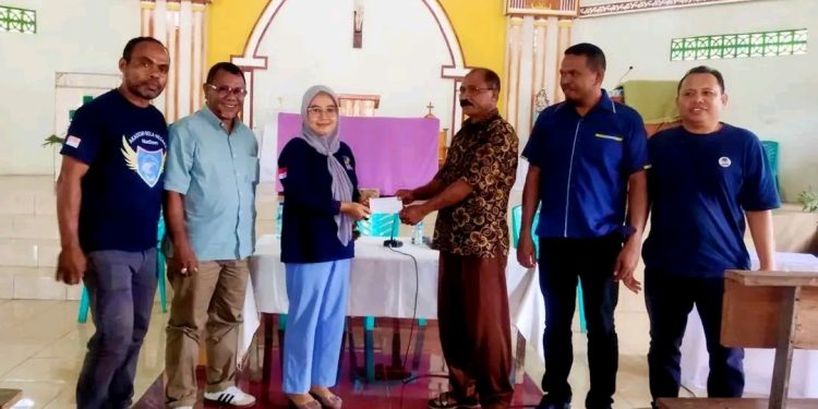 Ketua DPD Partai NasDem Lembata Yuni Damayanti didampingi segenap pengurus menyerahkan bantuan anggota DPR RI Fraksi Partai NasDem Julie Sutrisno Laiskodat untuk gereja Stasi Bartolomeus Walangsawa yang diterima Ketua Dewan Stasi Bernadus Kuleng, Minggu, 4 Januari 2025.