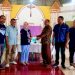 Ketua DPD Partai NasDem Lembata Yuni Damayanti didampingi segenap pengurus menyerahkan bantuan anggota DPR RI Fraksi Partai NasDem Julie Sutrisno Laiskodat untuk gereja Stasi Bartolomeus Walangsawa yang diterima Ketua Dewan Stasi Bernadus Kuleng, Minggu, 4 Januari 2025.