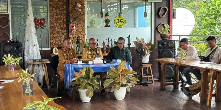 Bupati Lembata P Kanisius Tuaq memimpin rapat teknis guna menindaklanjuti kesepakatan pembangunan ekosistem pembiayaan bagi peternak ayam lokal. Sinergi antara pemerintah daerah, perbankan, dan pelaku usaha ini diharapkan mampu mendorong pertumbuhan ekonomi kerakyatan serta memperkuat kemandirian peternak lokal di Kabupaten Lembata.