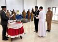 Bupati Lembata P Kanisius Tuaq melantik dan mengambil sumpah Yosef Dionisius Ola menjadi Sekretaris Dinas Kependudukan dan Pencatatan Sipil Kabupaten Lembata di aula kantor Bupati Lembata, Selasa, 6 Januari 2026.