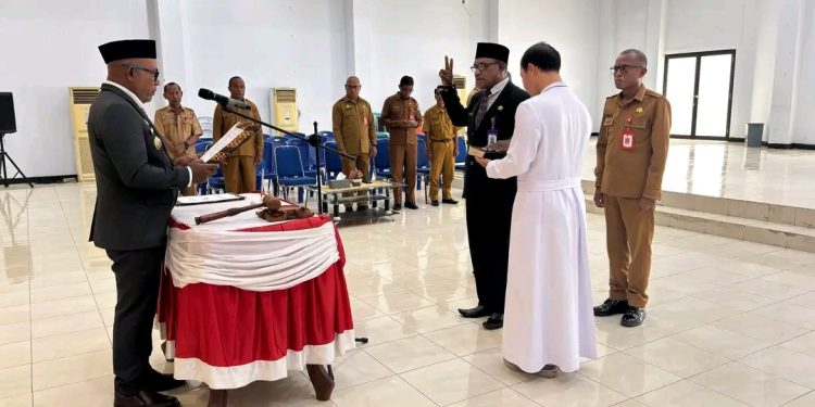 Bupati Lembata P Kanisius Tuaq melantik dan mengambil sumpah Yosef Dionisius Ola menjadi Sekretaris Dinas Kependudukan dan Pencatatan Sipil Kabupaten Lembata di aula kantor Bupati Lembata, Selasa, 6 Januari 2026.