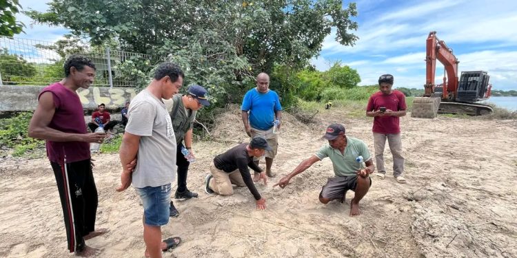 Wakil Bupati Lembata Muhamad Nasir saat turun langsung ke Pelabuhan Feri Waijarang untuk koordinasi dan penanganan kerusakan di pelabuhan tersebut.