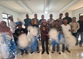 Bupati Lembata P Kanisius Tuaq menyerahkan bantuan alat tangkap jenis pukat kepada kelompok nelayan di Desa Waowala, Kecamatan Ile Ape Timur, Kabupaten Lembata.