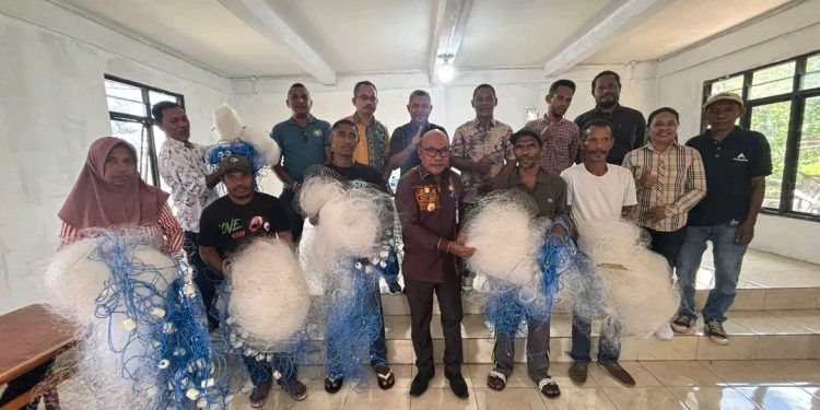 Bupati Lembata P Kanisius Tuaq menyerahkan bantuan alat tangkap jenis pukat kepada kelompok nelayan di Desa Waowala, Kecamatan Ile Ape Timur, Kabupaten Lembata.