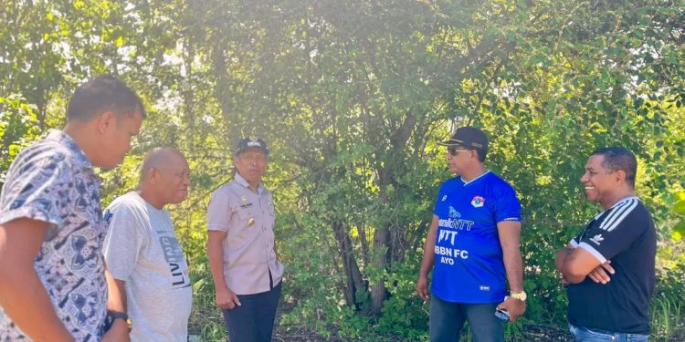 Wakil Bupati Lembata Muhamad Nasir meninjau langsung lokasi pembangunan Rumah Susun (Rusun) ASN di kawasan Khonen, Kelurahan Lewoleba Timur, Jumat, 9 Januari 2026