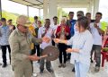 Bupati Lembata P Kanisius Tuaq memukul gong pertanda pengresmian rumah walet di kawasan wisata Bukit Cinta Lembata.