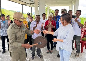 Bupati Lembata P Kanisius Tuaq memukul gong pertanda pengresmian rumah walet di kawasan wisata Bukit Cinta Lembata.