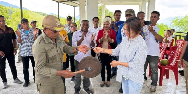 Bupati Lembata P Kanisius Tuaq memukul gong pertanda pengresmian rumah walet di kawasan wisata Bukit Cinta Lembata.
