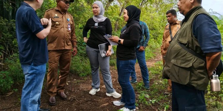 Bupati Lembata P Kanisius Tuaq mendampingi PT Tirta Teknosys melakukan survei lokasi rencana pembangunan Pabrik Air Minum Dalam Kemasan (AMDK) di Kabupaten Lembata pada empat titik lokasi potensial, yakni Benawa, Loang, Waijarang, Eropaun dan Wulandoni