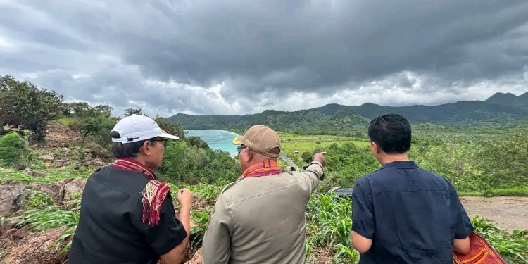 Bupati Lembata P. Kanisius Tuaq bersama pimpinan Organisasi Perangkat Daerah (OPD) terkait dan manajemen PT Prima Daya Lembata, di Desa Atu’walupang, Rabu, 21 Januari 2026.