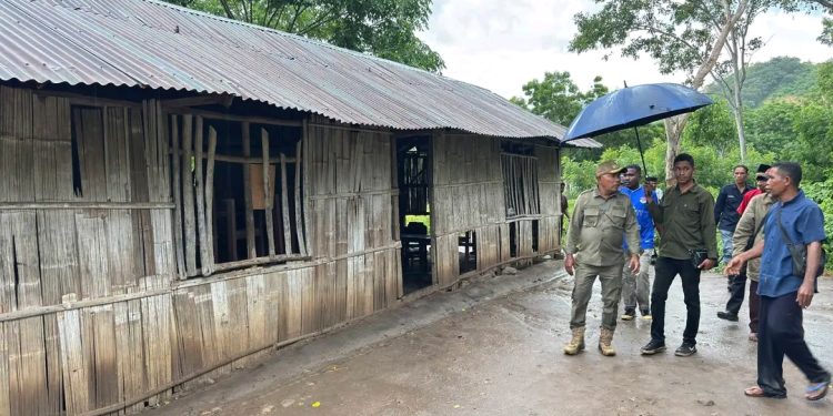 Bupati Lembata P Kanisius Tuaq turun meninjau Madrasah Ibtidaiyah Swasta (MIS) Jihadul Akbar Tamalhaur di Dusun Awu'redung, Desa Tobotani, Kecamatan Buyasuri, Kabupaten Lembata.