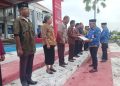 Bupati Lembata P Kanisius Tuaq menyerahkan piagam penghargaan kepada 24 aparatur sipil negara (ASN) purna bhakti dalam apel kesadaran yang digelar di lapangan upacara Kantor Bupati Lembata, Senin, 19 Januari 2026.