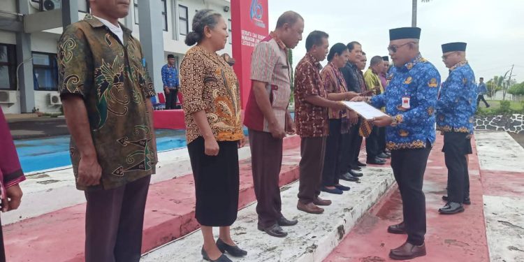 Bupati Lembata P Kanisius Tuaq menyerahkan piagam penghargaan kepada 24 aparatur sipil negara (ASN) purna bhakti dalam apel kesadaran yang digelar di lapangan upacara Kantor Bupati Lembata, Senin, 19 Januari 2026.