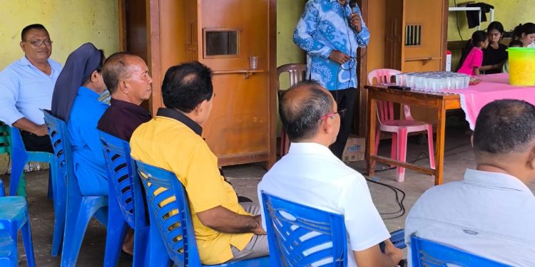 Antonius Hali, Ketua Panitia Paskah, Natal dan Tahun Baru dari Lingkungan Santu Paulus saat menyampaikan laporan pada pembubaran panitia usai perayaan misa Tahun Baru di Gereja Paroki Santo Fransiskus Asisi Lamahora, Kamis, 1 Januari 2026.