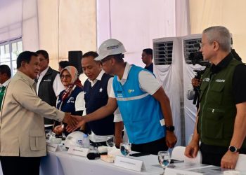 Presiden Republik Indonesia, Prabowo Subianto (kiri) menyapa dan bersalaman dengan Direktur Utama PLN, Darmawan Prasodjo (kedua dari kanan) setelah memimpin rapat terbatas terkait percepatan pemulihan pascabencana di kawasan Rumah Hunian Danantara (Huntara), Kamis, Januari 20261. Sumber foto: Biro Pers Sekretariat Presiden.