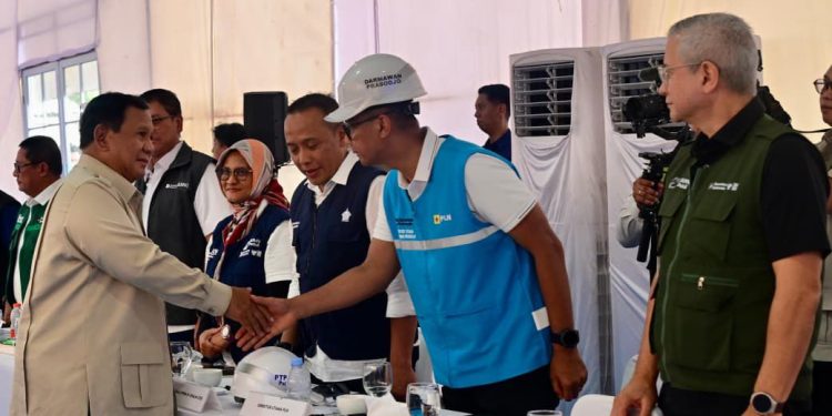 Presiden Republik Indonesia, Prabowo Subianto (kiri) menyapa dan bersalaman dengan Direktur Utama PLN, Darmawan Prasodjo (kedua dari kanan) setelah memimpin rapat terbatas terkait percepatan pemulihan pascabencana di kawasan Rumah Hunian Danantara (Huntara), Kamis, Januari 20261. Sumber foto: Biro Pers Sekretariat Presiden.