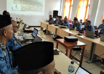 Rapat evaluasi Pendapatan Asli Daerah yang dipimpin Bupati Lembata P Kanisius Tuaq di ruang rapat kantor Bupati Lembata, Selasa, 20 Januari 2026.