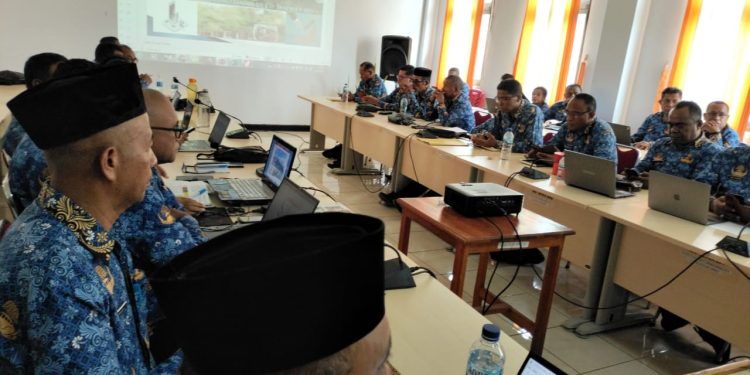 Rapat evaluasi Pendapatan Asli Daerah yang dipimpin Bupati Lembata P Kanisius Tuaq di ruang rapat kantor Bupati Lembata, Selasa, 20 Januari 2026.