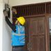 Ilustrasi petugas PLN saat melakukan penggantian _Miniature Circuit Breaker_ (MCB) pada kWh meter pelanggan yang melakukan tambah daya listrik.