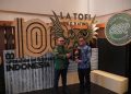 Penyerahan piagam penghargaan IGA Awards 2026 oleh Founder & Chairman La Tofi School of Social Responsibility, La Tofi, kepada Senior Manager Perizinan, Pertanahan, dan Komunikasi PT PLN (Persero) UIP Nusra, Bruly Victor Tarigan