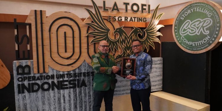 Penyerahan piagam penghargaan IGA Awards 2026 oleh Founder & Chairman La Tofi School of Social Responsibility, La Tofi, kepada Senior Manager Perizinan, Pertanahan, dan Komunikasi PT PLN (Persero) UIP Nusra, Bruly Victor Tarigan