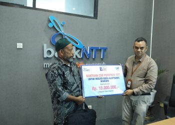 Kepala Cabang Bank NTT Lembata Eghbert Balukh menyerahkan CSR Bank NTT kepada panitia pembangunan Masjid Masjid Usisa Al Ataqwa Waikoro, Kecamatan Buyasuri Sengaji Raha di kantor Bank NTT Lewoleba, Senin, 26 Januari 2026.