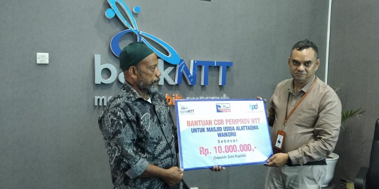 Kepala Cabang Bank NTT Lembata Eghbert Balukh menyerahkan CSR Bank NTT kepada panitia pembangunan Masjid Masjid Usisa Al Ataqwa Waikoro, Kecamatan Buyasuri Sengaji Raha di kantor Bank NTT Lewoleba, Senin, 26 Januari 2026.