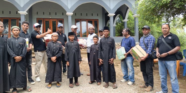 Forum Jurnalis Lembata saat menyerahkan talih asih kepada penghuni Ponpes Al-Fatah Waowala.