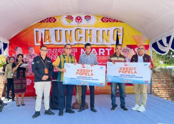 Gubernur NTT Emanuel Melkiades Laka didampingi Bupati Lembata P Kanisius Tuaq dan Kepala Cabang Bank NTT Lembata Eghbert Balukh menyerahkan secara simbolis KUR Papela Bank NTT kepada peternak ayam di Lembata saat acara peluncuran NTT Mart by Dekranasda Lembata, Kamis, 5 Februari 2026.