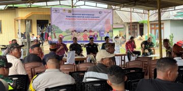 Proses lonto leok dalam musyawarah penetapan bentuk ganti kerugian pengadaan tanah access road PLTP Ulumbu yang dilaksanakan Panitia Pengadaan Tanah (P2T) bersama masyarakat terdampak di Desa Wewo, Kecamatan Satar Mese, Kabupaten Manggarai.