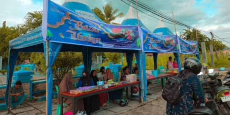 Aktifitas di lapak Bazar Ramadhan Bank NTT di depan kantor Cabang Bank NTT Lembata. Aneka produk UMKM binaan Bank NTT Lembata dijajakan untuk umat Muslim yang berbuka puasa.