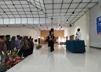 Asisten Administrasi (Asisten 3) Sekda Lembata Yohanes Berchamans Dai melantik pengurus Jaringan Muro Kabupaten Lembata pada Rabu, 4 Februari 2026 di aula Palm Indah Hotel Lewoleba.