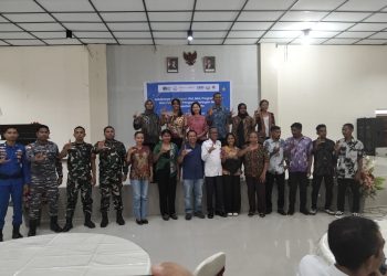 Asisten Administrasi Umum Sekda Lembata Yohanes Berchamans Dai foto bersama jajaran pengurus Jaringan Muro Kabupaten Lembata usai pelantikan di aula Palm Indah Hotel Lewoleba, Rabu, 4 Februari 2026.