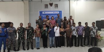 Asisten Administrasi Umum Sekda Lembata Yohanes Berchamans Dai foto bersama jajaran pengurus Jaringan Muro Kabupaten Lembata usai pelantikan di aula Palm Indah Hotel Lewoleba, Rabu, 4 Februari 2026.