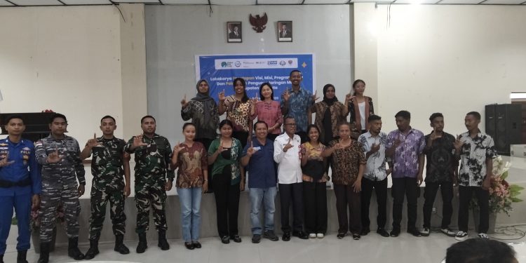 Asisten Administrasi Umum Sekda Lembata Yohanes Berchamans Dai foto bersama jajaran pengurus Jaringan Muro Kabupaten Lembata usai pelantikan di aula Palm Indah Hotel Lewoleba, Rabu, 4 Februari 2026.