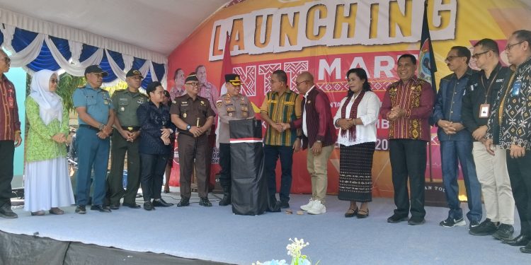Gubernur NTT Emanuel Melkiades Laka Lena saat melaunching NTT Mart by Dekranasda Lembata, Kamis, 5 Februari 2026. Ia didampingi Bupati Lembata P Kanisius Tuaq, Ketua TP PKK Lembata Ursula S Bayo dan Forkopimda Lembata.