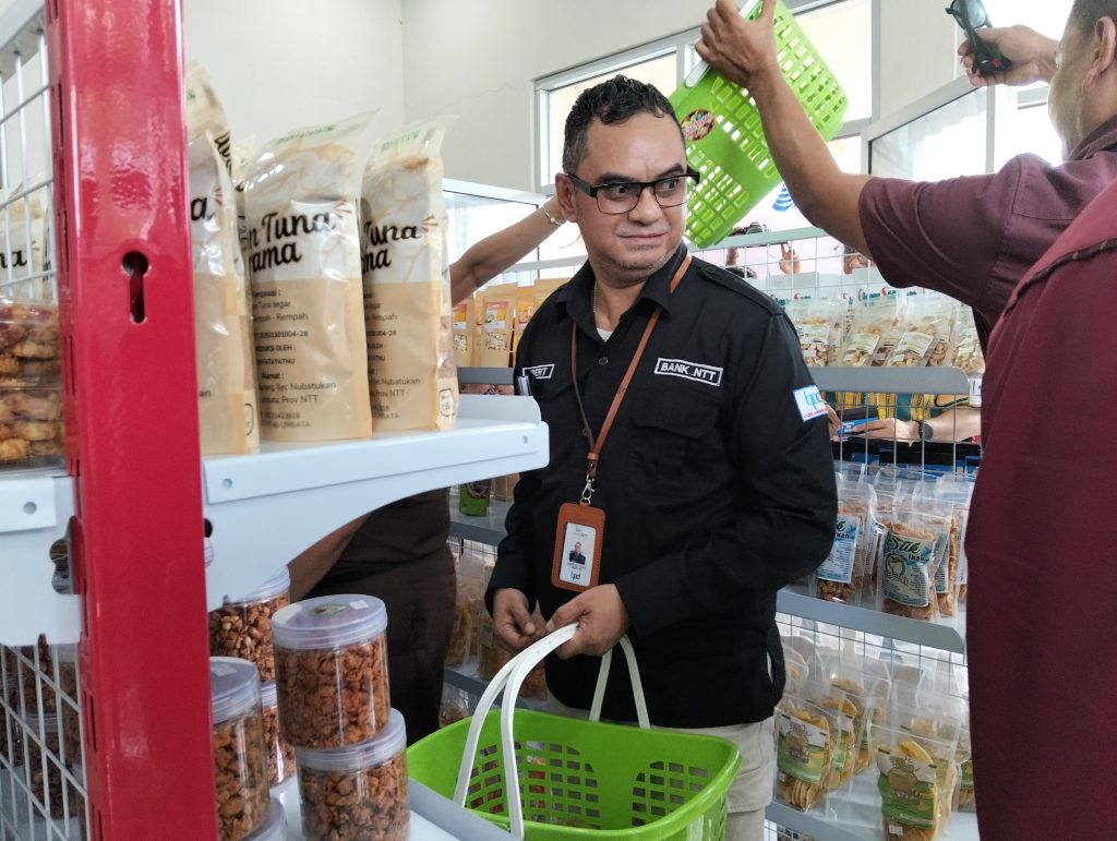 Pimpinan Cabang Bank NTT Lembata Eghbert Balukh membeli aneka produk lokal produk UMKM Lembata di NTT Mart by Dekranasda Lembata, Kamis, 5 Februari 2025.