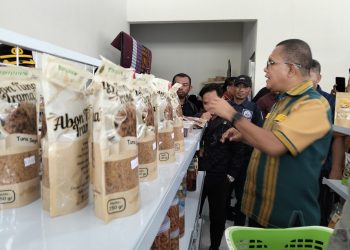 Gubernur NTT Emanuel Melkiades Laka Lena membeli abon ikan yang diproduksi UMKM Abon Ikan Irama binaan Bank NTT saat launching NTT Mart by Dekranasda Lembata pada Kamis, 5 Februari 2026.
