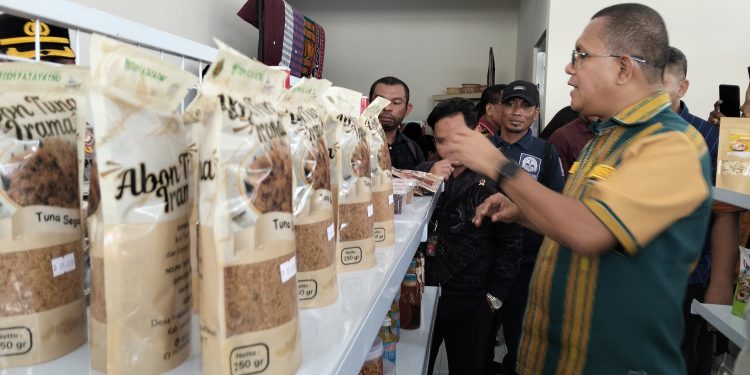 Gubernur NTT Emanuel Melkiades Laka Lena membeli abon ikan yang diproduksi UMKM Abon Ikan Irama binaan Bank NTT saat launching NTT Mart by Dekranasda Lembata pada Kamis, 5 Februari 2026.