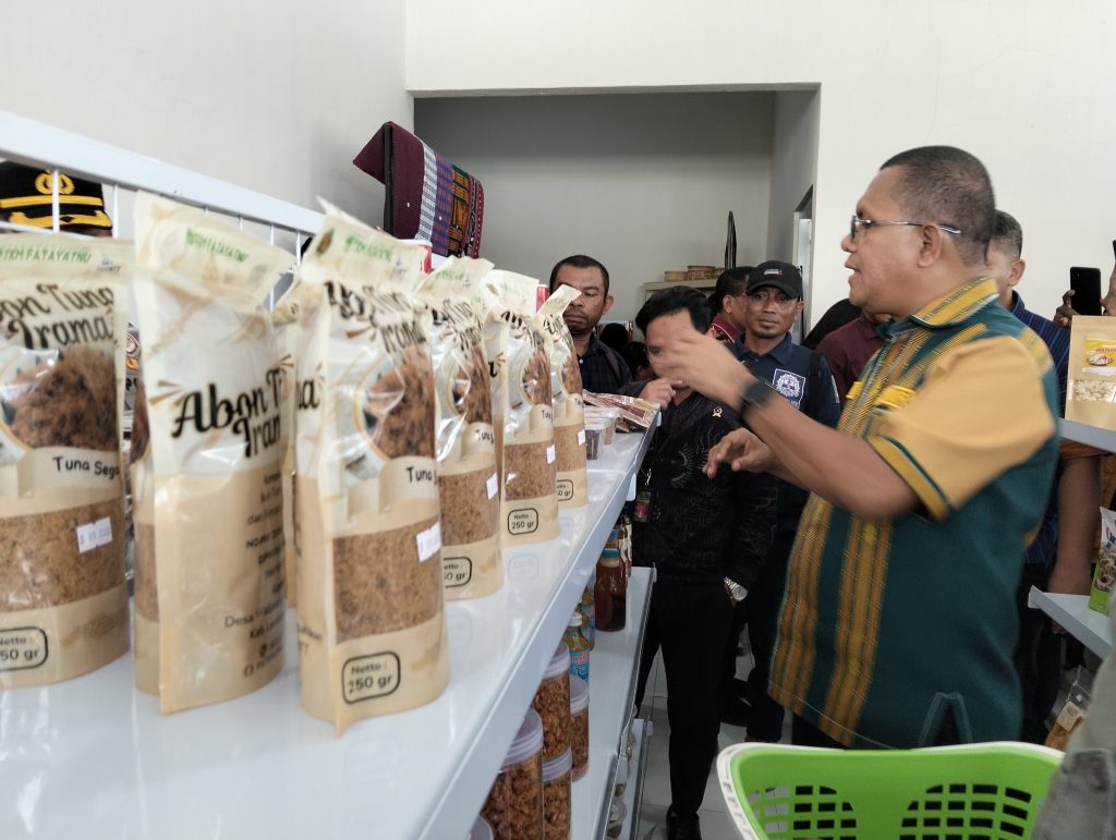 Gubernur NTT Emanuel Melkiades Laka Lena meninjau dan memborong aneka produk lokal UKM di Lembata usai launching NTT Mart by Dekranasda Lembata, Kamis, 5 Februari 2026.