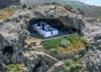 Diukir di Mulut Gua, Gereja di Yunani Dibangun tanpa Atap