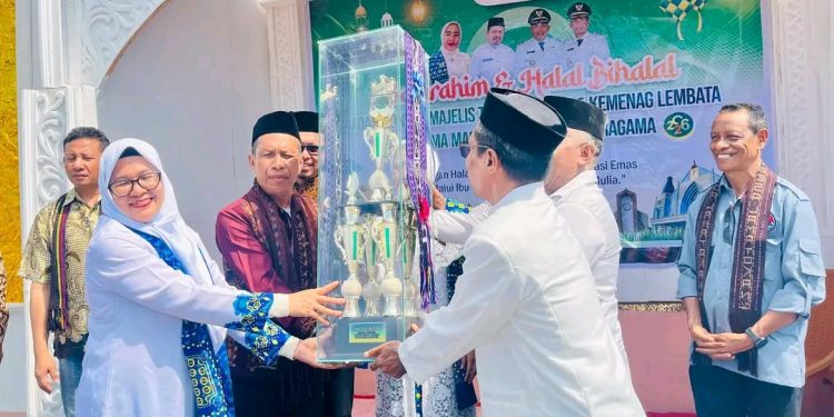 Halal Bihalal BKMT–Kemenag Bersama Umat Lembata Ditutup Wabup Nasir, Tekankan Peran Ibu dan Harmoni