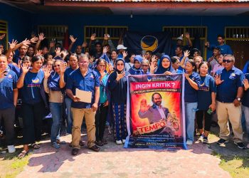 Pengurus dan kader Partai NasDem Kabupaten Lembata saat menggelar aksi damai di kantor DPD Partai NasDem Lembata, Rabu, 15 April 2026 untuk menyampaikan pernyataan sikap dan tuntutan yang dibacakan salah satu kader Hiero Bokilia.