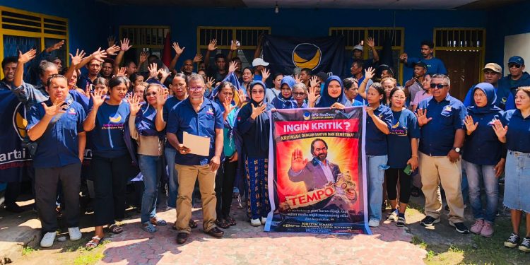 Pengurus dan kader Partai NasDem Kabupaten Lembata saat menggelar aksi damai di kantor DPD Partai NasDem Lembata, Rabu, 15 April 2026 untuk menyampaikan pernyataan sikap dan tuntutan yang dibacakan salah satu kader Hiero Bokilia.