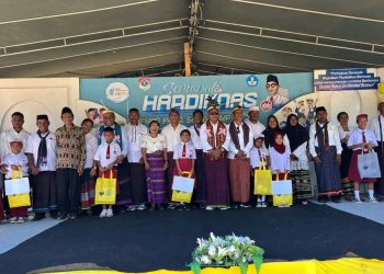 Bupati dan Wakil Bupati Lembata Serahkan Bantuan Seragam Sekolah, Ziarah ke Makam Tokoh Pendidik, dan Tinjau Layanan Kesehatan Gratis di Buyasuri