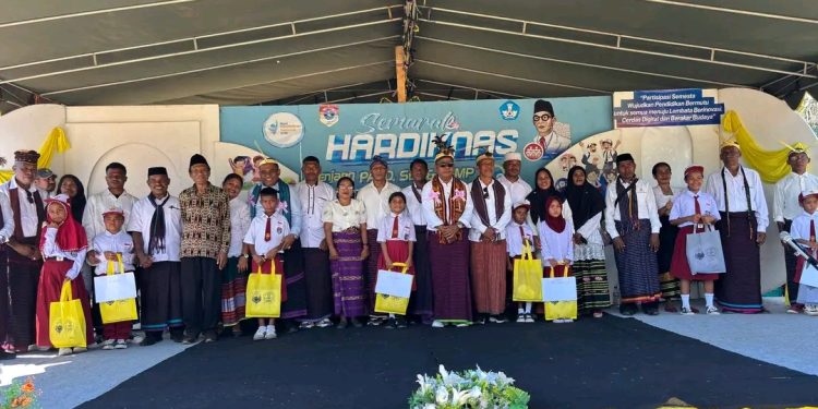 Bupati dan Wakil Bupati Lembata Serahkan Bantuan Seragam Sekolah, Ziarah ke Makam Tokoh Pendidik, dan Tinjau Layanan Kesehatan Gratis di Buyasuri