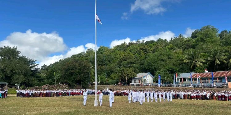 Pimpin Apel Hardiknas ke-67 di Buyasuri, Bupati Lembata Tegaskan Komitmen Pendidikan Bermutu dan Berkeadilan