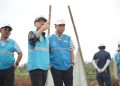 General Manager PLN UIP Nusra, RDW Manurung (tengah), melakukan kunjungan lapangan ke proyek pembangunan SUTT 150 kV Mataram–Mantang didampingi Manager UPP Nusra 1, Yogi Yohanes Siburian (kanan), dan Senior Manager Operasi dan Konstruksi PLN UIP Nusra, Eko Sukmawanto (kiri), usai pelaksanaan pisah sambut.