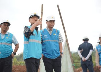 General Manager PLN UIP Nusra, RDW Manurung (tengah), melakukan kunjungan lapangan ke proyek pembangunan SUTT 150 kV Mataram–Mantang didampingi Manager UPP Nusra 1, Yogi Yohanes Siburian (kanan), dan Senior Manager Operasi dan Konstruksi PLN UIP Nusra, Eko Sukmawanto (kiri), usai pelaksanaan pisah sambut.